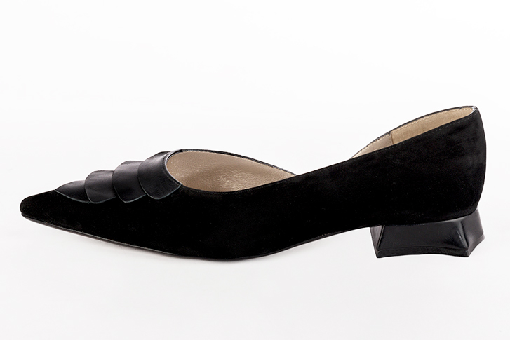 Matt black women's open arch dress pumps. Pointed toe. Flat flare heels. Profile view - Florence KOOIJMAN
